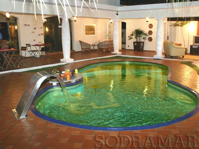 riscos da piscina com água verde