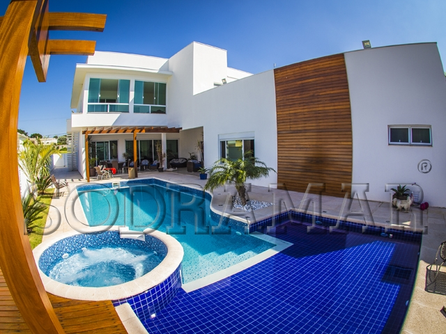 Imagem de uma casa com piscina