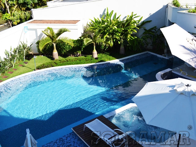 Área externa com piscina