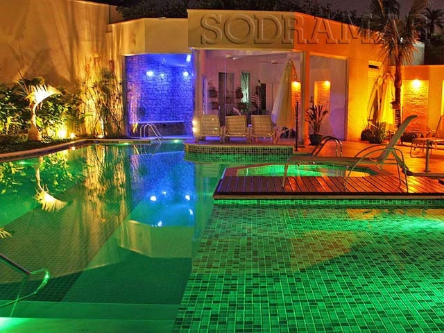 Piscina noturna iluminada