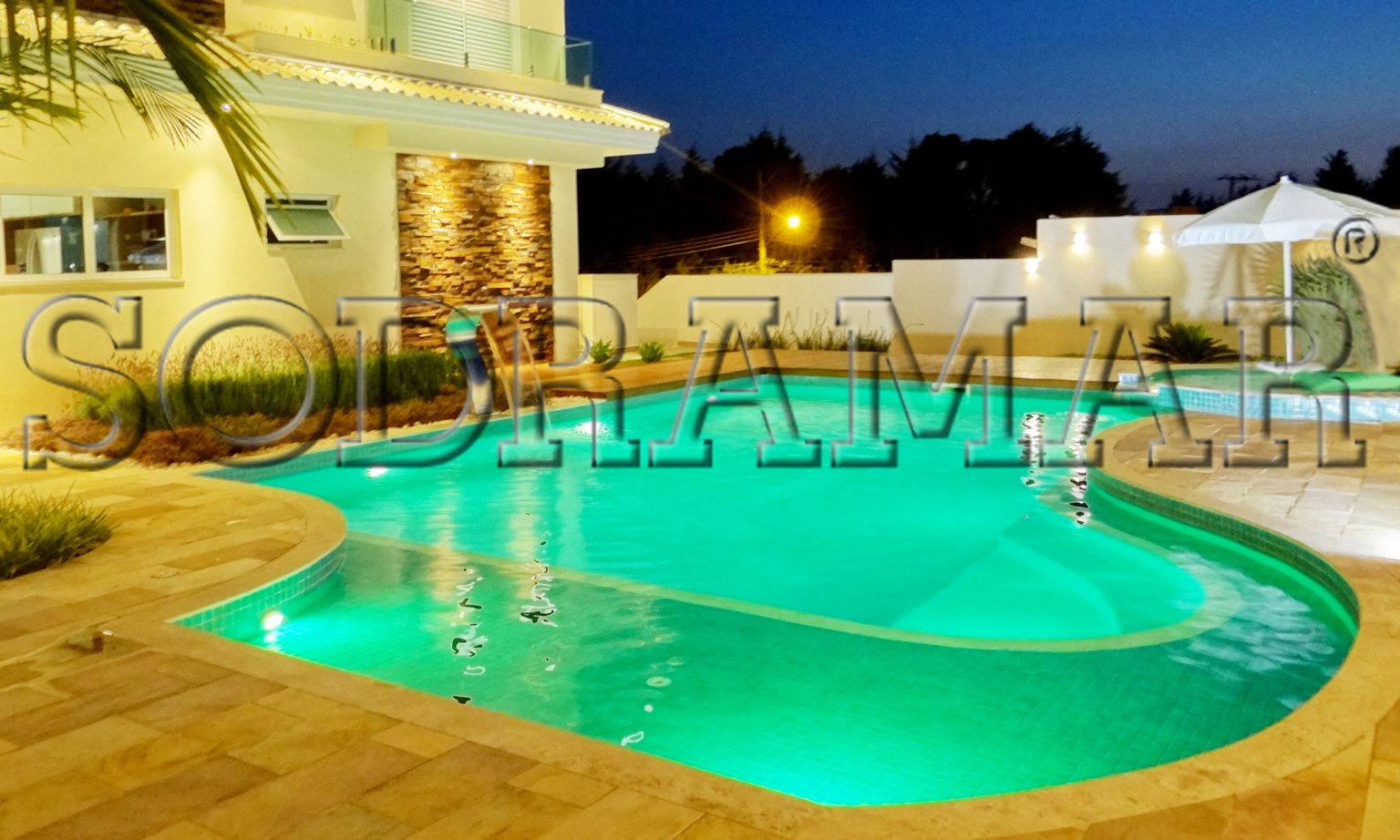 Iluminação na piscina: 4 dicas para dar segurança e estilo