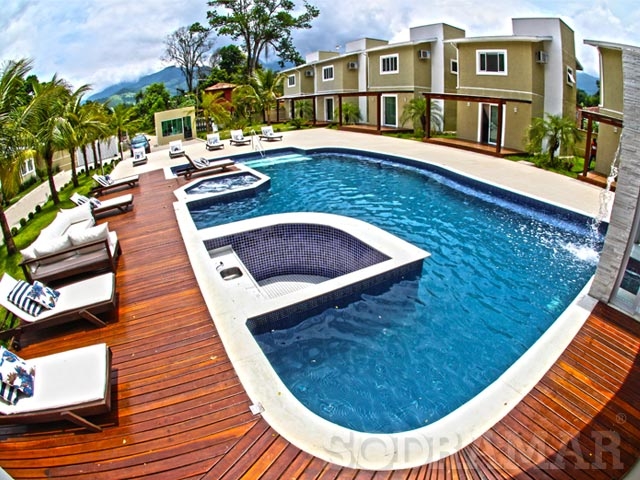 Imagem de uma área de lazer com piscina de um clube