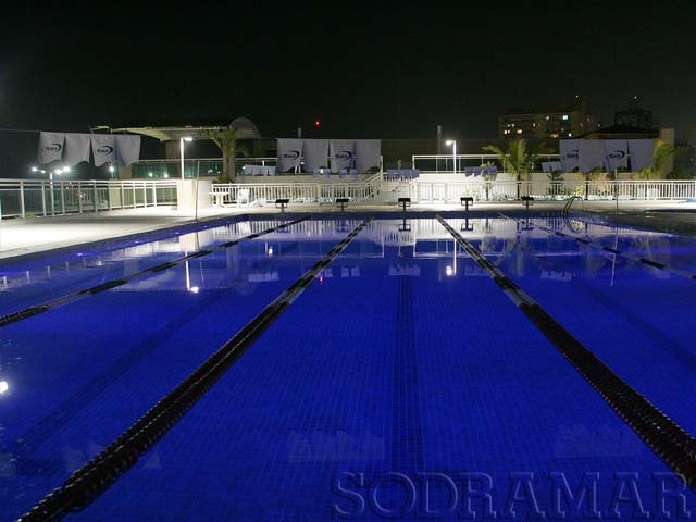 piscina iluminada