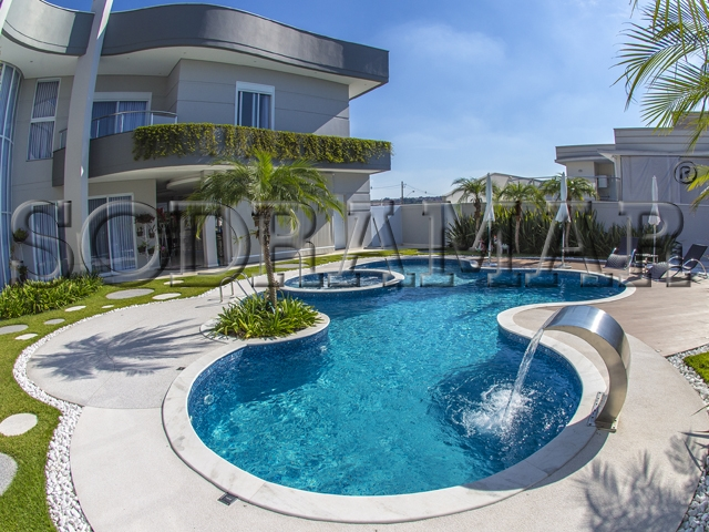 Imagem de uma área de lazer residencial com piscina