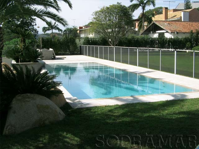 piscina com cerca de proteção