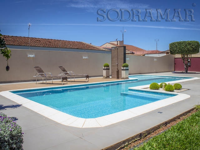 piscina com área de lazer