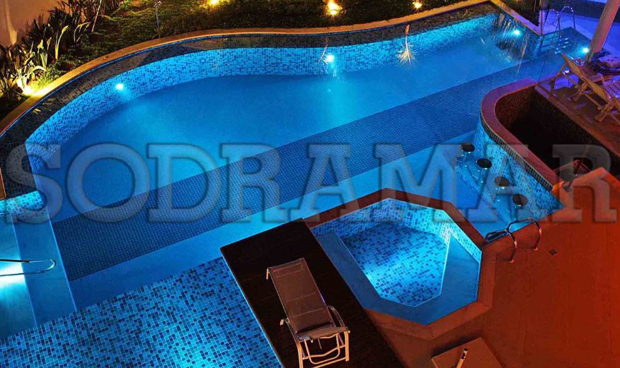 piscina com hidromassagem